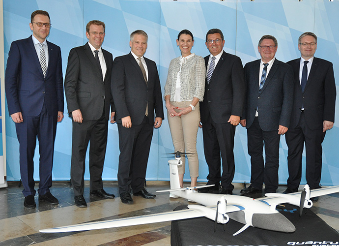 Wissenschaftsministerin Prof. Dr. med. Marion Kiechle mit dem Leiter und Koordinator der EU-Forschungsinitiative Dr. Vassilis Agouridas, Bundestagsabgeordnetem Reinhard Brandl, Ingolstadts Oberbürgermeister Dr. Christian Lösel, Wirtschaftsminister Franz Josef Pschierer, Innenstaatssekretär Gerhard Eck sowie Verkehrsstaatssekretär Josef Zellmeier (v.l.n.r.)