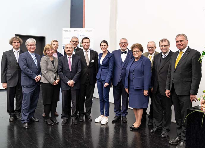 Prof. Dr. Georg Ertl (Ärztlicher Direktor UKW, 5.v.l.), Prof. Dr. Marcel Romanos (Direktor der Klinik und Poliklinik für Kinder- und Jugendpsychiatrie, Psychosomatik und Psychotherapie, 7.v.l.), Wissenschaftsministerin Prof. Dr. med. Marion Kiechle, Landtagspräsidentin Barbara Stamm und Prof. Dr. Alfred Forchel (Präsident der Julius-Maximilians-Universität, 2. V.r.) beim Festakt