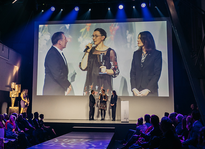 Kunstministerin Prof. Dr. med. Marion Kiechle überreichte Kabarettistin Martina Schwarzmann den Sonderpreis des Bayerischen Kulturpreises 2018