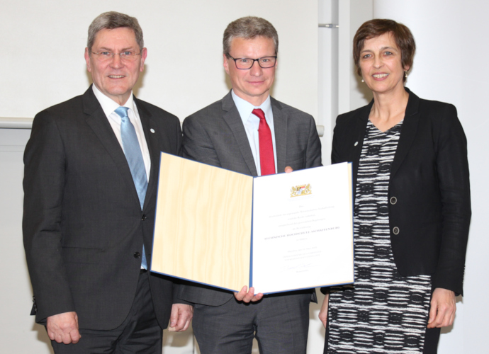 Beim Festakt wurde neben der Verabschiedung von Prof. Dr. Diwischek (links) auch die Ernennungsurkunde für die Technische Hochschule durch Wissenschaftsminister Bernd Sibler (Mitte) an Prof. Dr. Eva-Beck-Meuth (rechts) offiziell übergeben