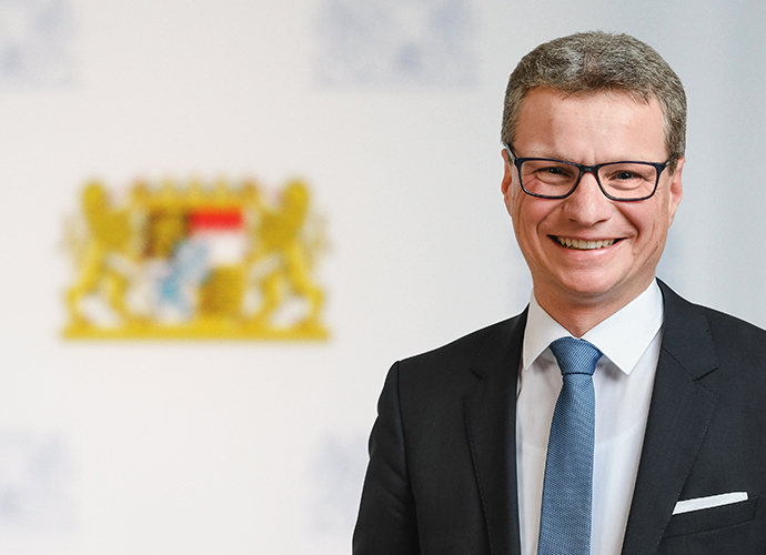 Staatsminister Bernd Sibler sieht in den vier Pakten zur Wissenschaftsförderung ein starkes Signal, das für einen kräftigen Schub für die Hochschulen und Wissenschaftseinrichtungen sorgt
