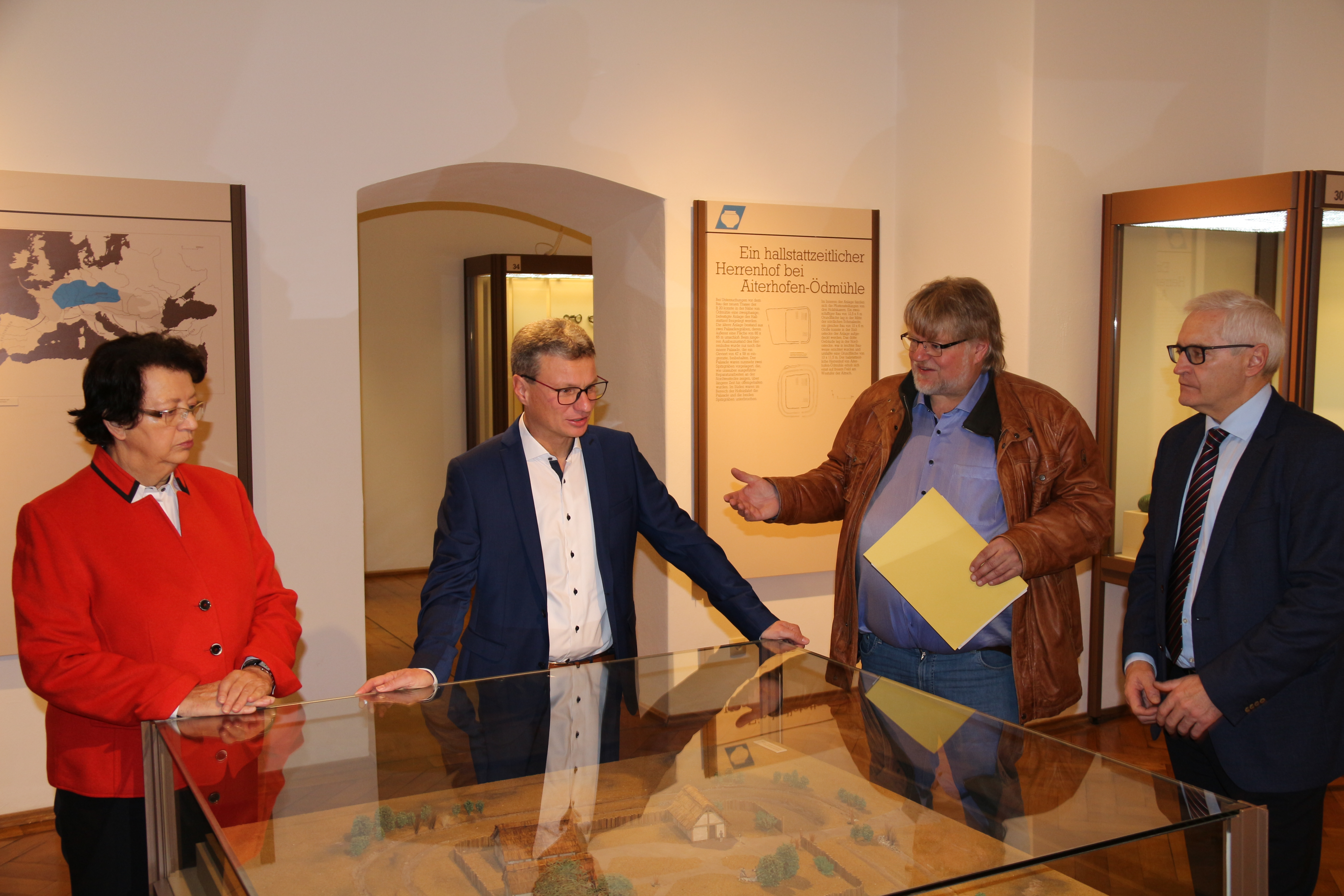 Kunstminister Bernd Sibler (2. v.l.) mit Bürgermeisterin Maria Stelzl, Museumsleiter Prof. Dr. Günther Moosbauer und Referatsleiter Alois Lermer (v.l.n.r.)
