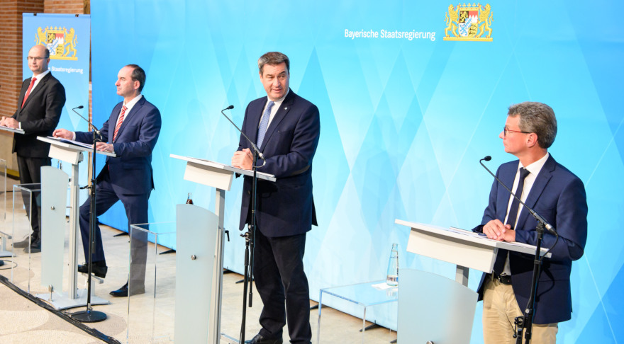 Ministerpräsident Dr. Markus Söder (2.v.r.) mit Wissenschaftsminister Bernd Sibler (r.) und den Staatsministern Albert Füracker (l.) und Hubert Aiwanger bei der Pressekonferenz am 14. Sptember 2020