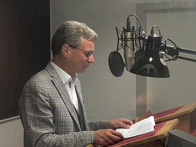 Kunstminister Bernd Sibler im Studio der Bayerischen Hörbücherei für Blinde, Seh- und Lesebeeinträchtigte