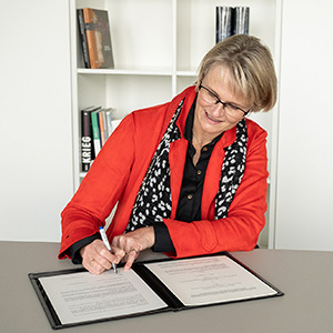 Bundesministerin Anja Karliczek bei der Unterzeichnung der Verwaltungsvereinbarung in Berlin
