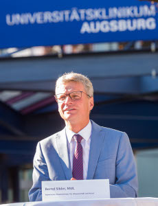 Wissenschaftsminister Bernd Sibler spricht vor dem Universitätsklinikum Augsburg