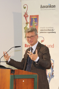 Kunstminister Bernd Sibler spricht beim Festakt zur Ausstellungseröffnung