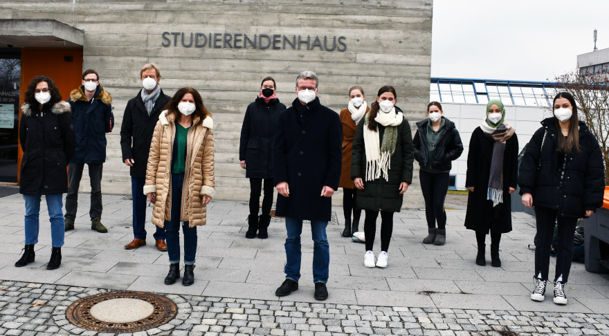 Wissenschaftsminister Bernd Sibler (vorne in der Bildmitte) bei seinem Besuch an der OTH Regensburg