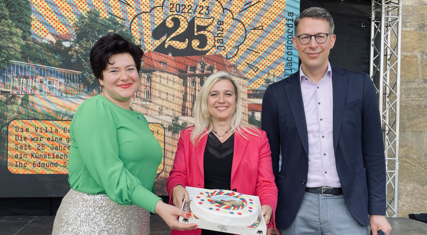 Kunstminister Markus Blume (r.) mit der Staatsministerin für Europaangelegenheiten und Internationales Melanie Huml (Mitte) und der Direktorin der Villa Concordia Nora-Eugenie Gomringer (l.) am Rande des Jubiläumsfestakts (© StMWK/Helena Barsig)