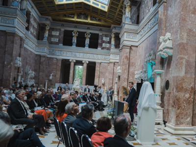 Wissenschafts- und Kunstminister Markus Blume spricht bei dem Festakt in der Walhalla (© StMWK/Axel König)