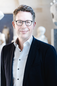 Kunstminister Markus Blume bei einem Besuch in der Glyptothek (© Axel König/StMWK)