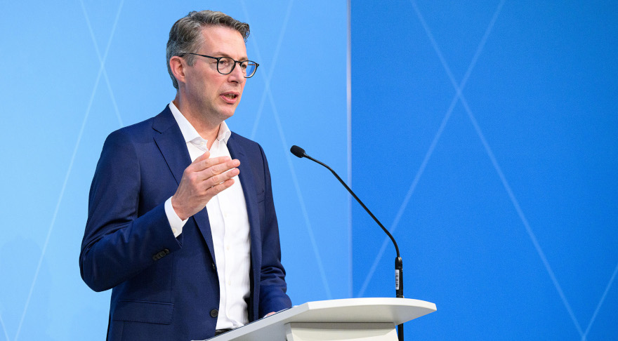 Wissenschaftsminister Markus Blume erläutert die Highmed Agenda Bayern bei der Pressekonferenz nach der Ministerratssitzung (© Bayerische Staatskanzlei)