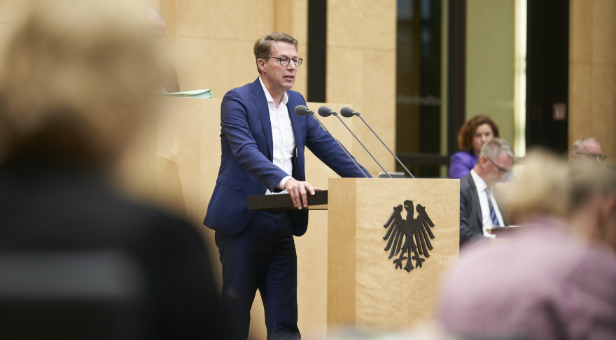 Kunstminister Markus Blume erläutert im Bundesrat die bayerische Initiative für eine gesetzliche Regelung zur Rückgabe von NS-verfolgungsbedingt entzogenem Kulturgut (© Bayerische Staatskanzlei)