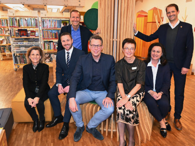 Kunstminister Blume (M.) mit (v.l.n.r.): MdB Daniela Ludwig, Daniel Artmann (2. Bürgermeister Rosenheim), Florian Ludwig (1. Vors. Förderverein Stadtbibl. Rosenheim e.V.), Susanne Delp (Leiterin Stadtbibl. Rosenheim), Dr. Ute Eiling-Hütig, 1. Vors. BBV) und Andreas März (1. Bürgermeister Rosenheim) (© Peter Schlecker)