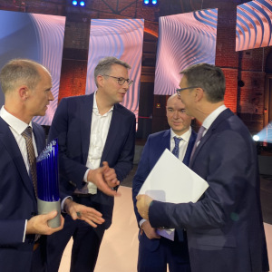 Wissenschaftsminister Blume (2.v.l.) gratuliert dem Erlanger Gewinnerteam (© StMWK)