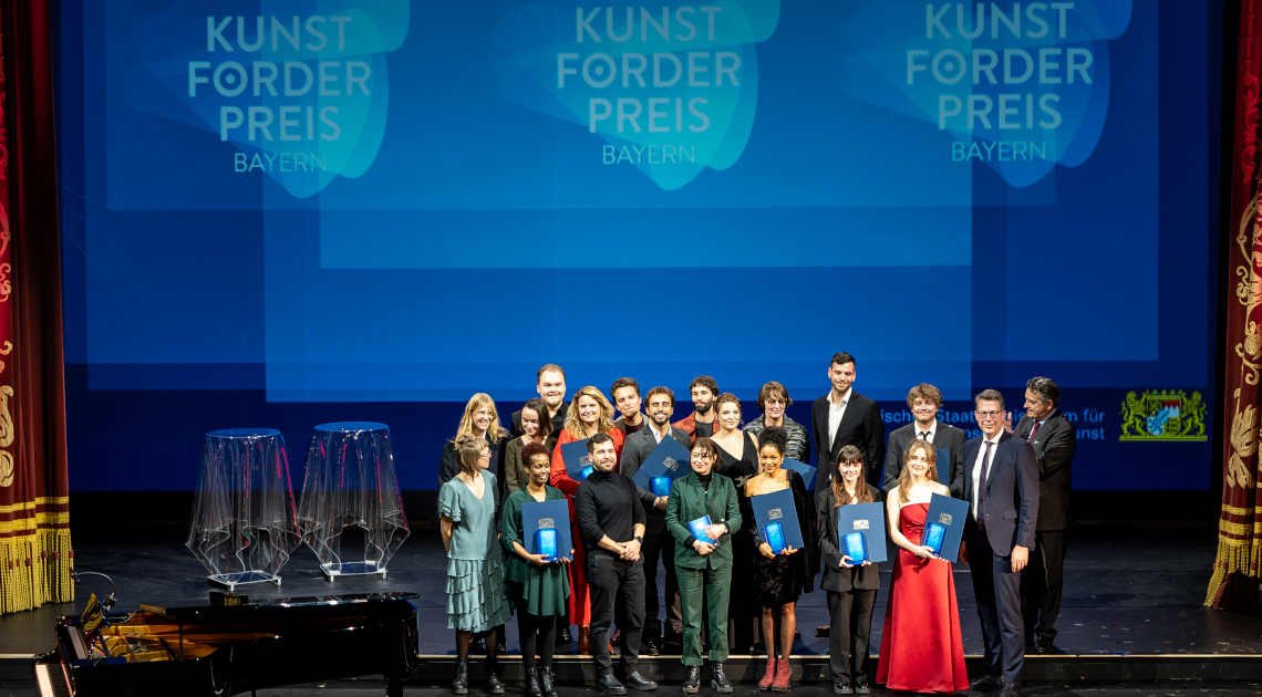 Kunstminister Markus Blume mit den Preisträgerinnen und Preisträgern der Bayerischen Kunstförderpreise 2023 (©Axel König/StMWK)