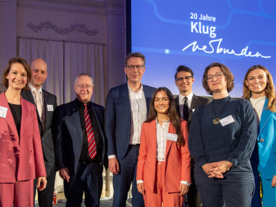 Wissenschaftsminister Markus Blume (4.v.l.) mit dem Präsidenten der Studienstiftung des deutschen Volkes Prof. Michael Hoch (3.v.l.) sowie Mitgliedern des Elitenetzwerks Bayern und der Moderatorin des Festakts (v.l.n.r.): Janina Bauer (Global Head of Sustainability bei celonis), Dr. Mario Teixeira Parente (Senior Data Scientist bei Entrix), Jasmin Stein (Doktorandin an der TU München), Arturo Buitrago Méndez (Gründer und COO von Knowron), Prof. Dr. Simone Müller (Heisenbergprofessorin Universität Augsburg), Isabell Fries (© StMWK/Andreas Heddergott)