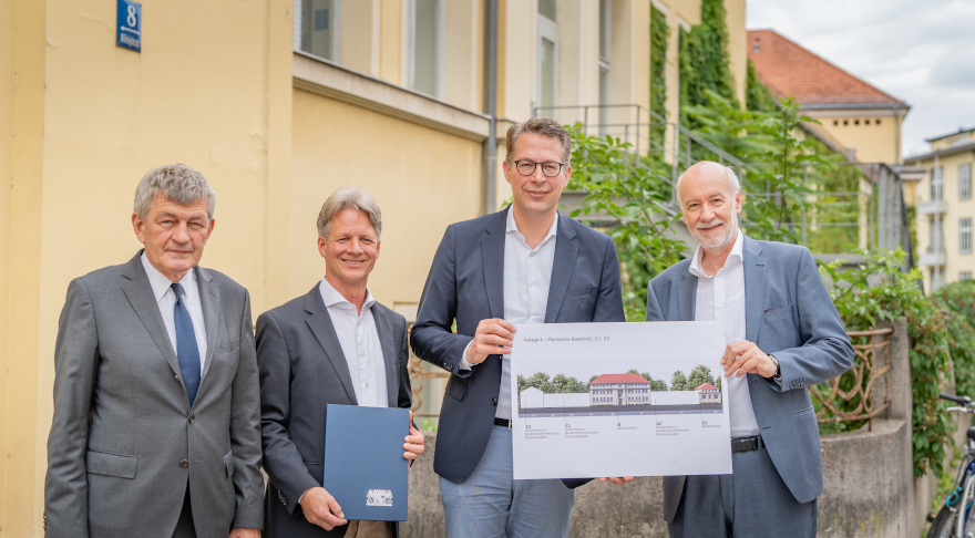 Wissenschaftsminister Blume (2.v.r.) mit LMU-Präsident Prof. Huber, Rechtsanwalt Ziegler, und LMU-Physik-Dekan Prof. Bender (© StMWK/Axel König)