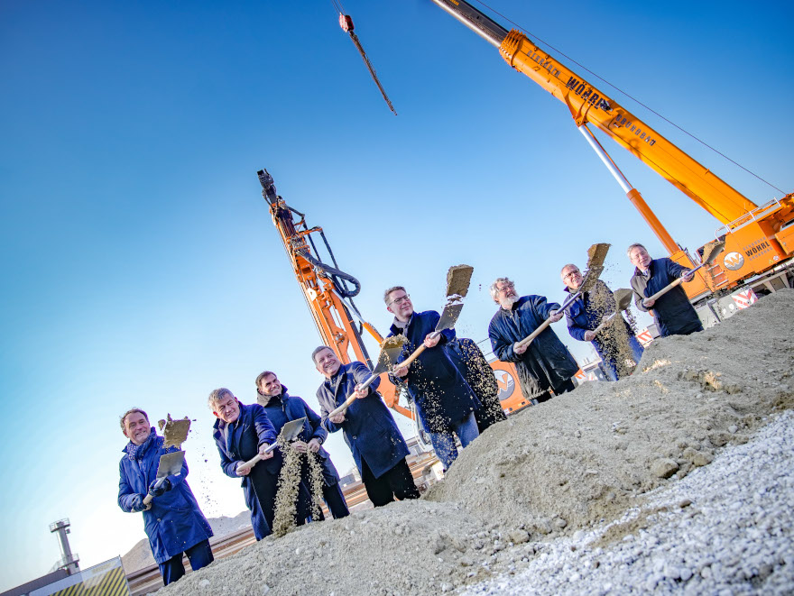 Wissenschaftsminister Markus Blume (Mitte) mit Bauminister Christian Bernreiter (4.v.l.), dem Leiter des Staatlichen Bauamts München 2, Thomas Jenkel, LMU-Präsident Prof. Dr. Bernd Huber, MdL Maximilian Böltl, 3. Bürgermeister Oberschleißheim, Dr. Casimir Katz, David Wöhrl und Dekan Prof. Dr. Reinhard Straubinger (v.l.n.r.) beim Spatenstich am LMU Campus Oberschleißheim (© Axel König/ StMWK)