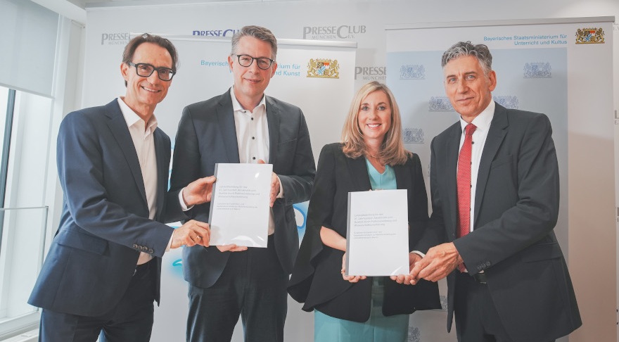 Prof. Dr. Martin Huber, Wissenschaftsminister Markus Blume, Kultusministerin Anna Stolz, Pankraz Männlein (v.l.n.r.) auf der gemeinsamen Pressekonferenz in München  (© StMWK/Axel König)