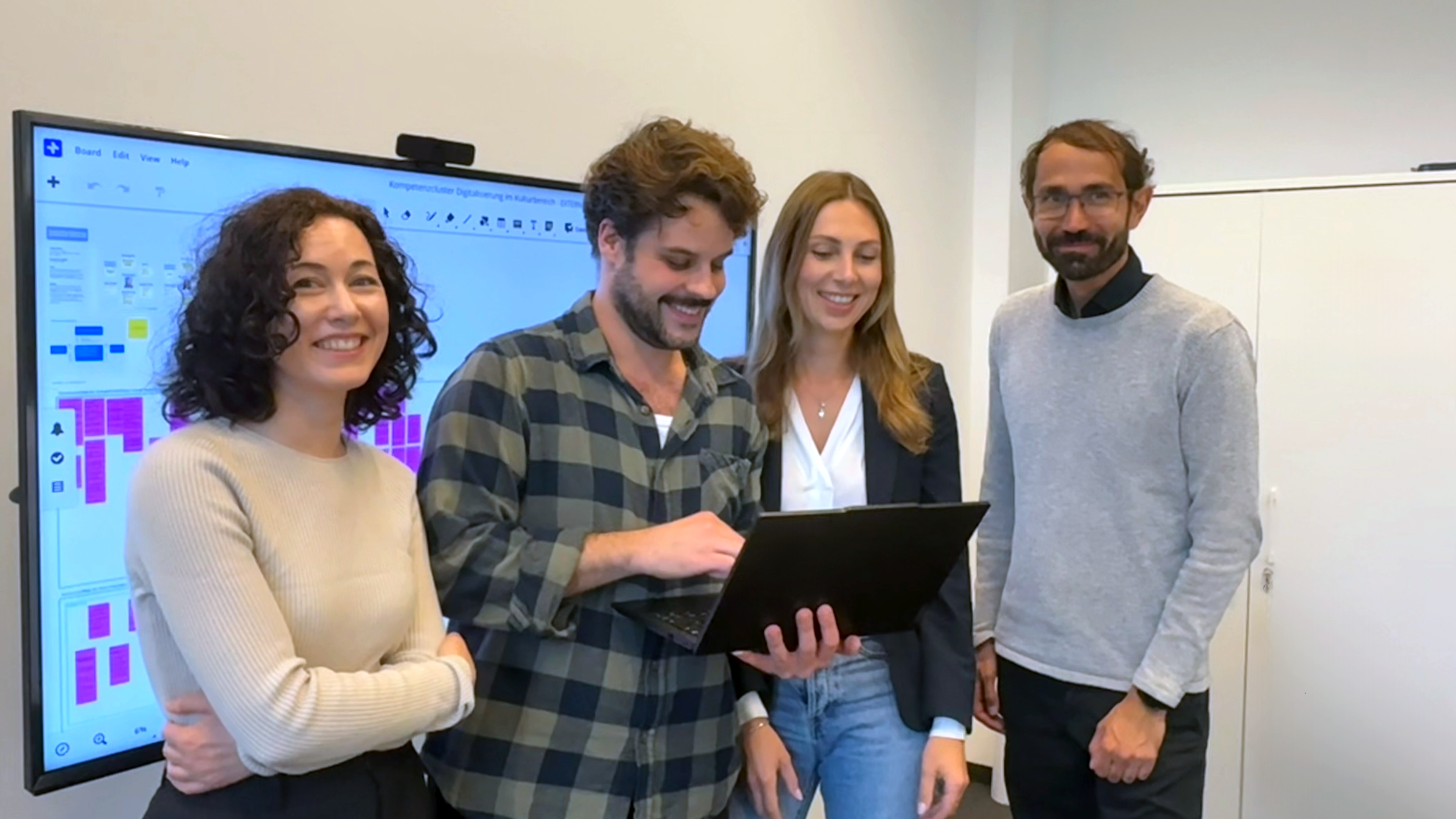 Die vier Digitalkuratorinnen und Digitalkuratoren im Kompetenzcluster Digitalisierung im Kulturbereich (vlnr): Nina Maria Reichel, Marcel Klein, Nina Schuster und Matthias Göggerle | Foto © StMWK