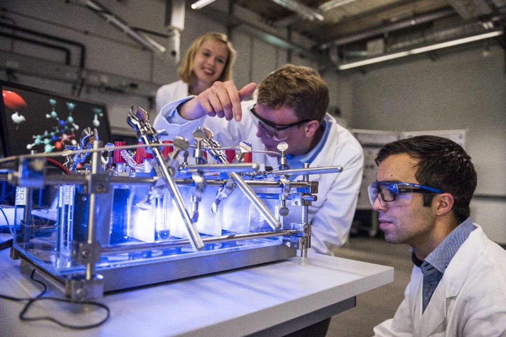 Das Bild zeigt einen Laboraufbau von SolTech zur Untersuchung der photokatalytischen Wasserspaltung zur Erzeugung von grünem Wasserstoff unter Verwendung neuartiger Materialien (Foto, Copyright: Ingo Peters, CNC, Julius-Maximilians-Universität Würzburg).