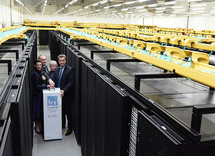 Wissenschaftsministerin Marion Kiechle, Dieter Kranzlmüller (Leiter des LRZ), Thomas O. Höllmann (Präsident der BAdW) und Ministerpräsident Markus Söder am Leibniz-Rechenzentrum der Bayerischen Akademie der Wissenschaften (v. l. n. r)