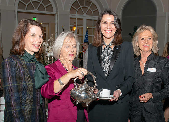 69. Silbertee im Cuvilliés-Theater: (von links) Meghan Gregonis, U.S. Generalkonsulin, Elke Rilke-Mai, Präsidentin des Deutsch-Amerikanischen Frauenclubs München, Wissenschaftsministerin Prof. Dr. med. Marion Kiechle, Susanne Ahrens, Chairlady Silberte