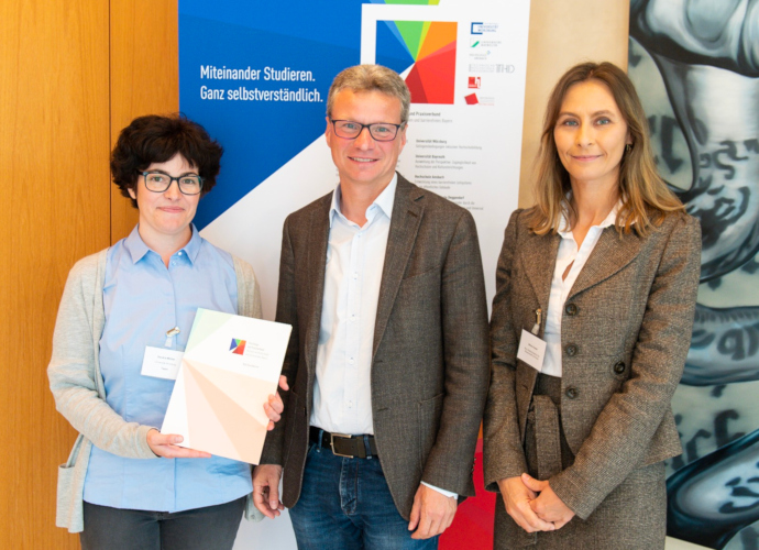 Staatsminister Bernd Sibler (Mitte) mit Sandra Mölter (li.), Koordinatorin Gesamtprojekt und Miriam Knobel (re.), zuständige Referatsleiterin des StMWK bei der Präsentation des Abschlussberichts