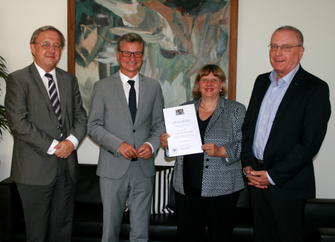 Wissenschaftsminister Bernd Sibler (2.v.l.) mit Prof. Dr. Sabine Doering-Manteuffel (2.v.r.), Ehemann Prof. Dr. Anselm Doering-Manteuffel (r.) und Ministerialdirigent Dr. Michael Mihatsch (l.)