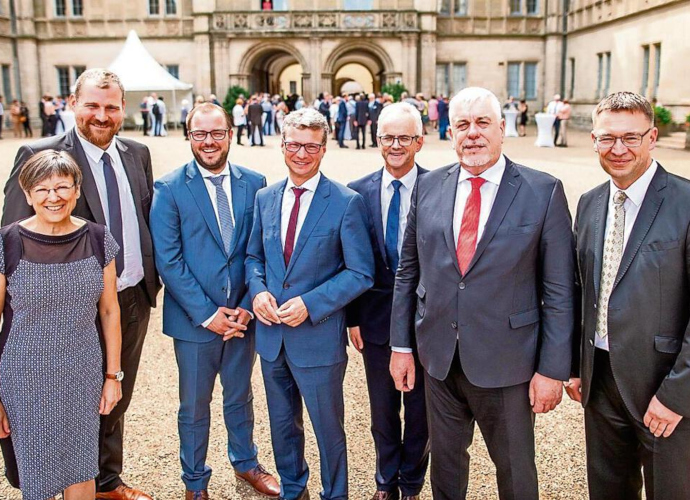 Kunstminister Bernd Sibler (Mitte) mit Heidrun Piwernetz, Regierungspräsidentin Oberfrankens, MdL Martin Mittag, Landrat Sebastian Straubel, Bernd Schreiber, Leiter der Schlösserverwaltung, OB Norbert Tessmer und Matthias Müller, Leiter der Landesstiftung