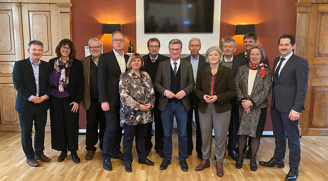 Wissenschaftsminister Bernd Sibler mit den Präsidentinnen und Präsidenten der bayerischen Universitäten anlässlich der Winterklausur von Universität Bayern e.V. am 16.01.2020 auf Schloss Burgellern