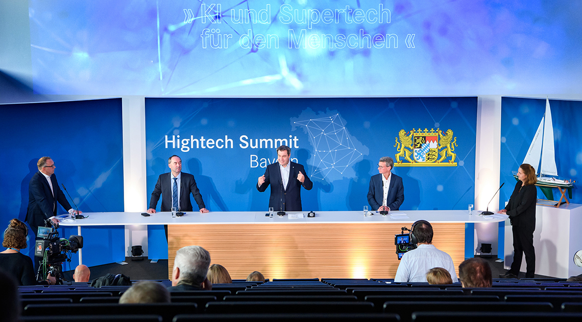 Regionaler Hightech Summit Bamberg: Wissenschaftsminister Bernd Sibler (2. von rechts) diskutiert mit (v.l.n.r.) dem Coburger Unternehmer Frank Herzog, Wirtschaftsminister Hubert Aiwanger, Ministerpräsident Dr. Markus Söder und Frau Prof. Dr. Ute Schmid