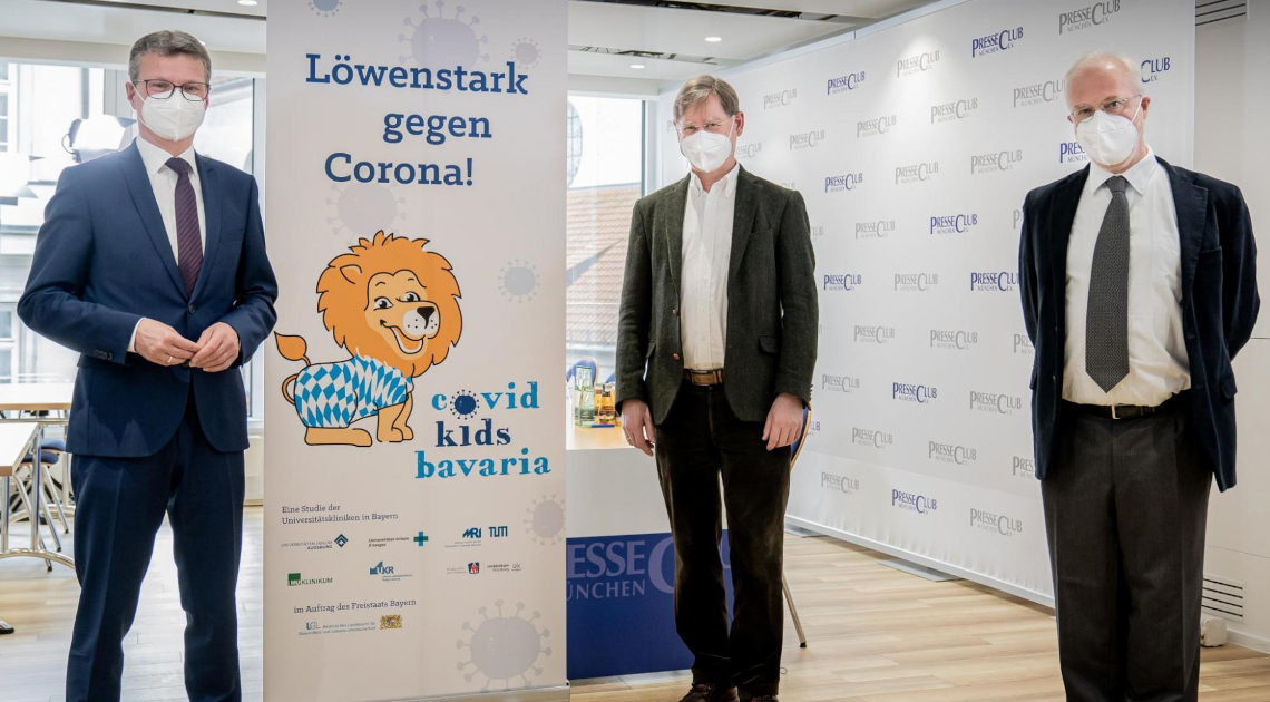 Wissenschaftsminister Bernd Sibler (l.) mit dem Direktor der Klinik für Kinderheilkunde am LMU Klinikum, Prof. Christoph Klein (M.), sowie dem Abteilungsleiter für Infektiologie der Klinik für Kinderheilkunde, Prof. Dr. Johannes Hübner (r.)