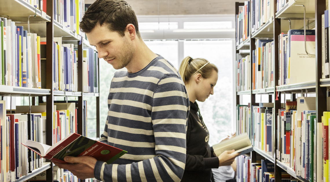 Studierende der Hochschule Landshut vor der Corona-Pandemie in der Bibliothek (Foto: Hochschule Landshut)