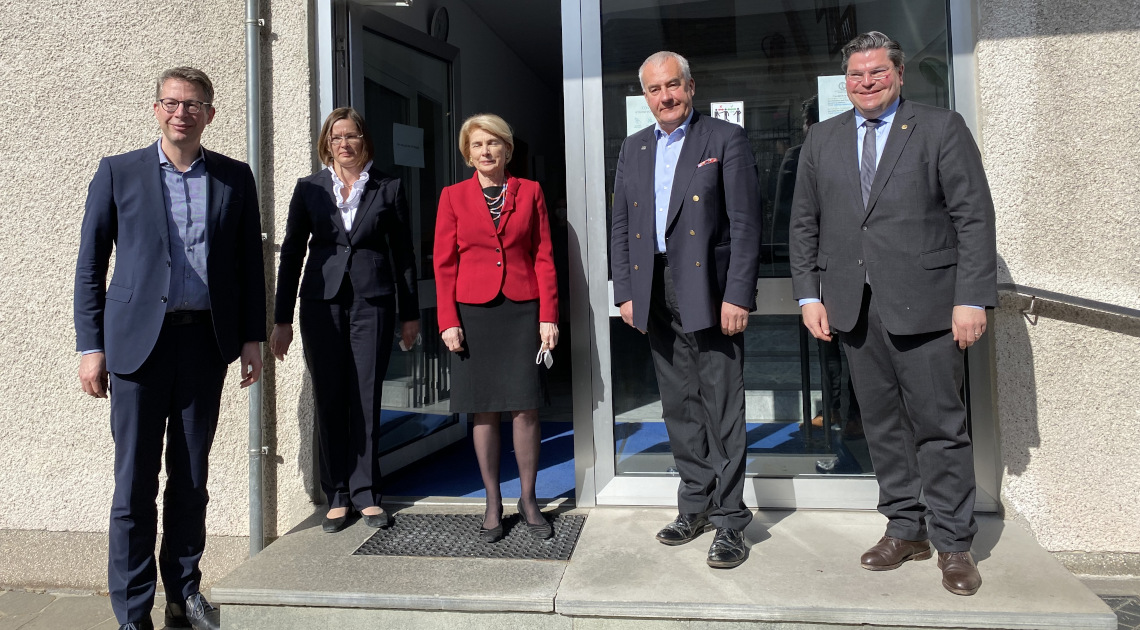 Wissenschaftsminister Markus Blume (l.) mit (v.l.n.r.) der Kanzlerin der UFU Yanina Lipski, Rektorin Prof. Dr. Maria Pryshlak, dem Antisemitismusbeauftragten des Freistaats Dr. Ludwig Spaenle und UFU-Beirat Dieter Rippel (Foto: StMWK/Katharina Kirsch)